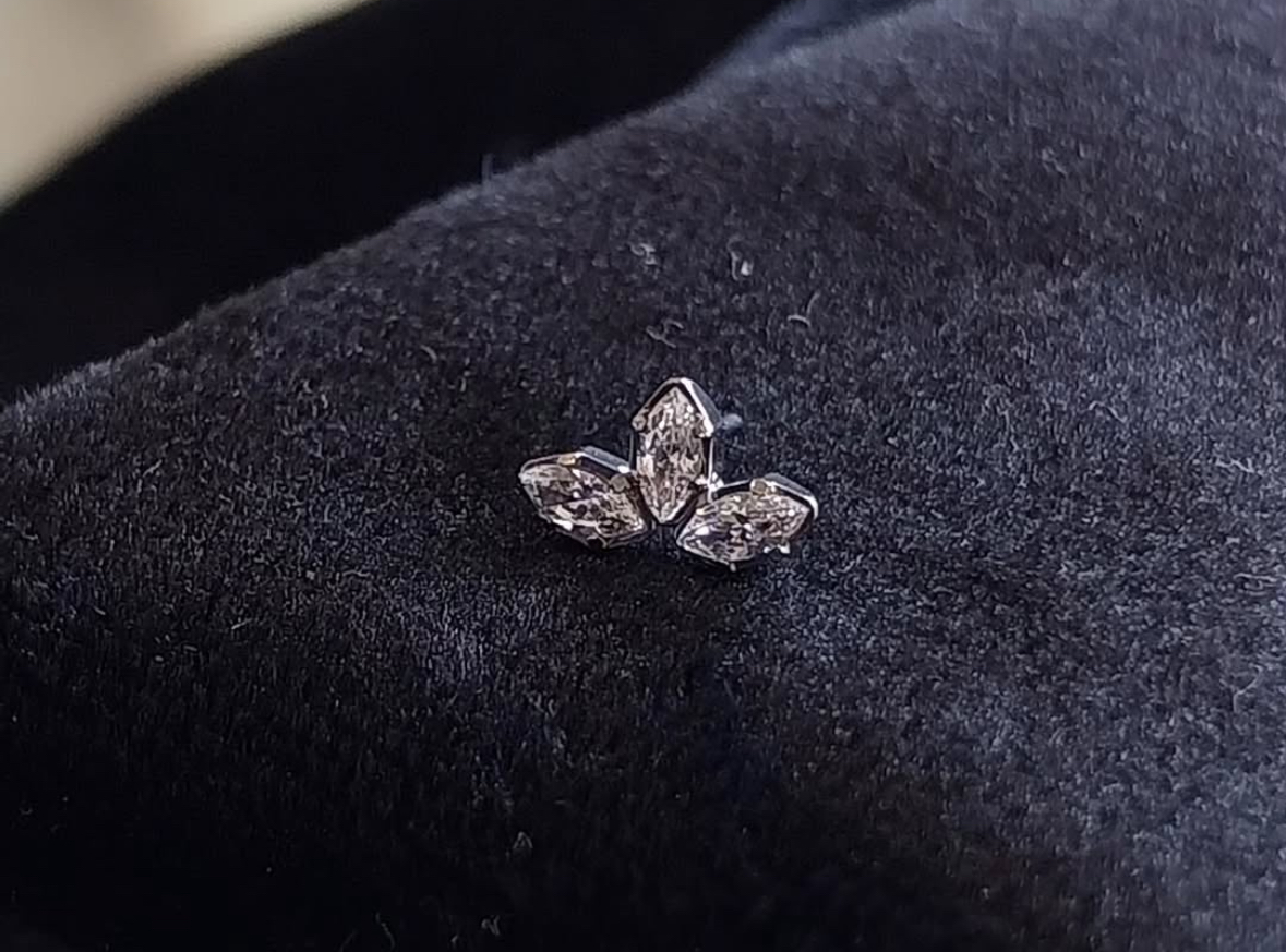 Piercing con tre pietre a taglio marquise su base scura