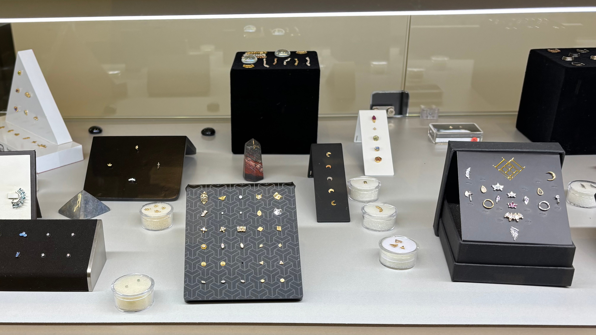 Bancone con espositori di piercing e microdermal