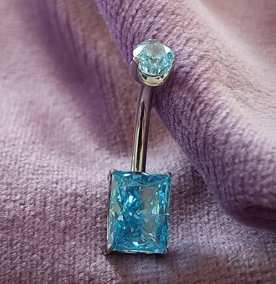 Gioiello da ombelico con pietra azzurra taglio smeraldo